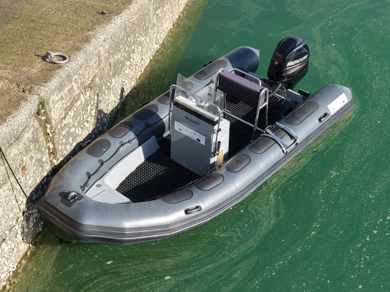 Location semi-rigide Valiant DR 570 en baie de Saint-Brieuc