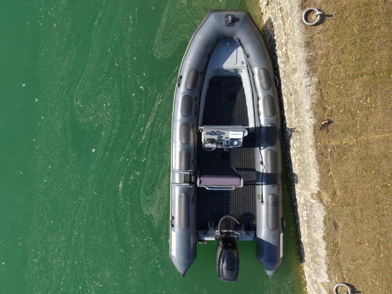 Location semi-rigide Valiant DR 570 en baie de Saint-Brieuc