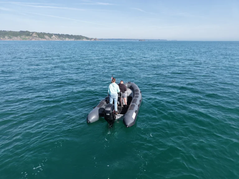 Location semi-rigide Valiant DR 570 en baie de Saint-Brieuc