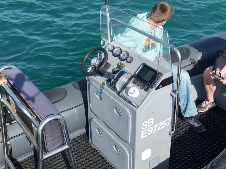 Location semi-rigide Valiant DR 570 en baie de Saint-Brieuc