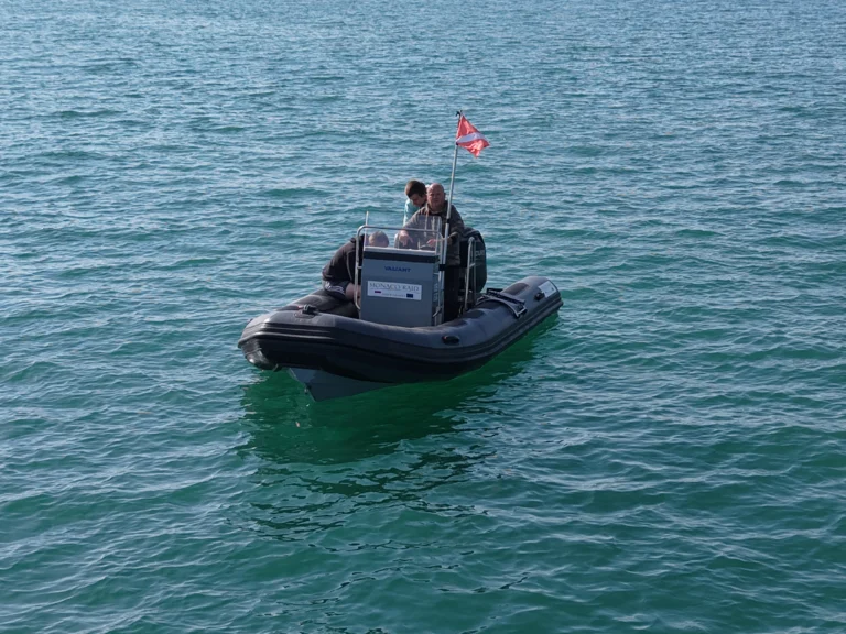 Location semi-rigide Valiant DR 570 en baie de Saint-Brieuc